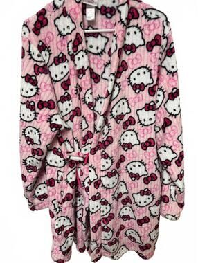 Hello Kitty by Sanrio Pink Plush Robe Women's Size 1X